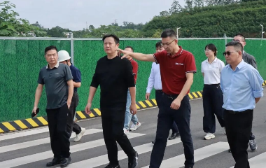 三江新區(qū)（臨港經(jīng)開區(qū)）黨工委委員、南溪經(jīng)開區(qū)管委會(huì)主任李勇率隊(duì)調(diào)研遠(yuǎn)東股份宜賓智能產(chǎn)業(yè)園