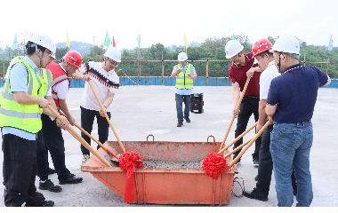 喜封金頂！宜賓遠(yuǎn)東電纜二期交聯(lián)機(jī)主機(jī)樓圓滿(mǎn)封頂，產(chǎn)能升級(jí)再啟新程。